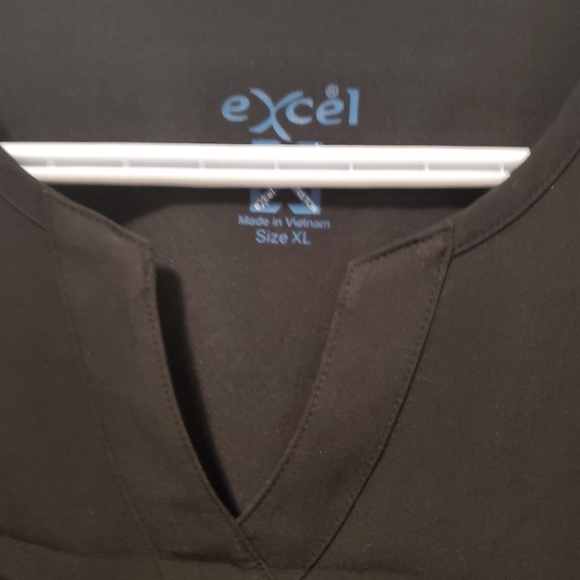 12/$30 π€°π€π©ββοΈ NWOT scrub top - black 1 - Picture 3 of 9